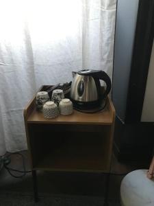 einen Tisch mit einem Wasserkocher und zwei Kameras darauf in der Unterkunft Château de Bataillé in Figeac