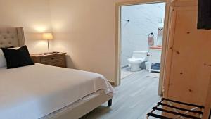 Un dormitorio con una cama y un baño con inodoro. en Brand New Sedona House by Kivoya, en Puerto Peñasco