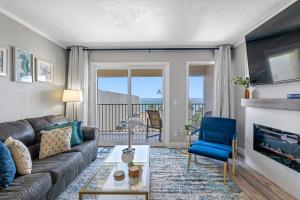 a living room with a couch and a fireplace at Wake up to the ocean breeze - Enjoy amazing views in Tampa