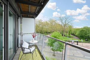 a balcony with a table and chairs and a view at Queen Chelsea 77 in London