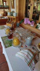 une table avec des assiettes, des tasses et de la vaisselle dans l'établissement Gasthof Schönblick Rußbach, à Gseng