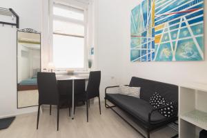 Posezení v ubytování Cosy studio apartment with AirConditioner + 9 fotografií