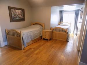 um quarto com 2 camas e piso em madeira em Captain's Quarters East Nashville, Tn (Five Point) em Nashville