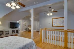 een slaapkamer met een bed en een flatscreen-tv bij Captain's Quarters East Nashville, Tn (Five Point) in Nashville