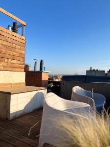Un balcón o terraza en Spacious apartment with shared jacuzzi/private terrace