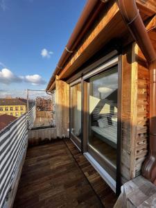 einen Balkon mit einem großen Glasfenster auf einem Gebäude in der Unterkunft Spacious apartment with shared jacuzzi/private terrace in Budapest