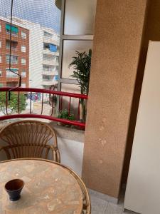d'une table et d'une chaise sur un balcon avec vue. dans l'établissement Apartament Monserrat, à Torrevieja