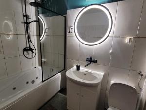 Ванна кімната в Przestronny apartament