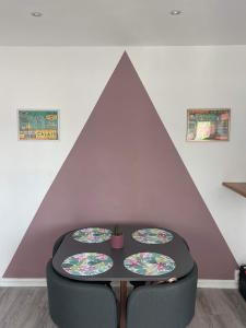 a table with three plates on it in a triangle at Appartement Calais Nord in Calais