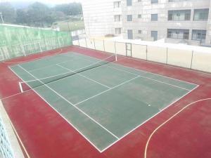 een tennisbaan bovenop een gebouw bij BEACH FRONT APARTMENT - with swimming pool, barbecue and tennis court! in Viana do Castelo