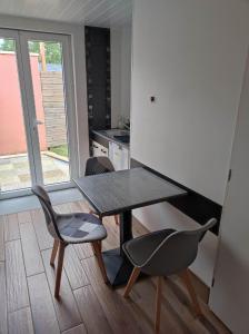 une petite cuisine avec une table et deux chaises dans l'établissement Studio privée de 24m2 à 20 min de Puy du fou, à Vendrennes