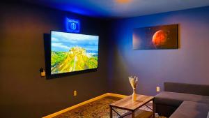 โทรทัศน์และ/หรือระบบความบันเทิงของ Family retreat, 15 min to Camelback Ski, Hot tub, Game Room +75 ภาพ