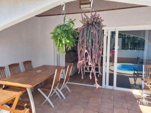 een eetkamer met een tafel en een hangplant bij Beautiful Holiday Villa with heated private pool, Los Cristianos in Los Cristianos
