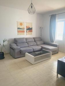 ein Wohnzimmer mit einem Sofa und einem Couchtisch in der Unterkunft A cozy staying in the heart of Lanzarote. in San Bartolomé