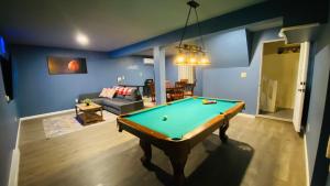 โต๊ะบิลเลียดของ Family retreat, 15 min to Camelback Ski, Hot tub, Game Room
