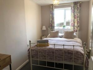 1 dormitorio con 1 cama y ventana en Little Park Holiday Homes Self Catering Cottages 1 & 2 bedrooms available close to Tutbury Castle en Tutbury