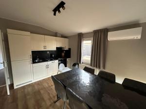Kuchyň nebo kuchyňský kout v ubytování Maison Louise