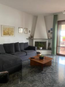 uma sala de estar com um sofá e uma mesa de centro em La casa di Dani em Florença