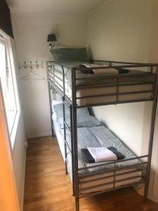Postel nebo postele na pokoji v ubytování Lys og trivelig leilighet i Larvik