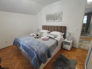 ein Schlafzimmer mit einem großen Bett und einem Tisch darauf in der Unterkunft Apartman Oaza - Ploče, Croatia in Ploče