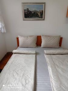 two beds sitting next to each other in a room at Apartman Asja in Visoko