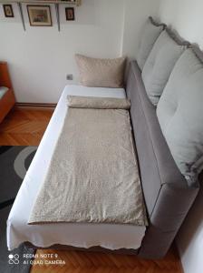 een groot bed in een woonkamer met bij Apartman Asja in Visoko