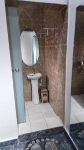 La salle de bains est pourvue de toilettes, d'un lavabo et d'un miroir. dans l'établissement Keev Homes & Apartments Shortlet, à Port Harcourt