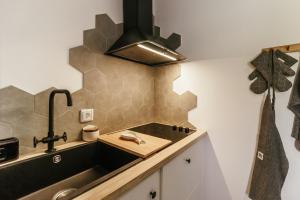 a kitchen with a sink and aaucet at Casa do Baloiço in Cortes do Meio