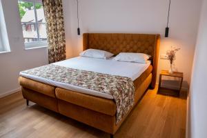 a large bed in a room with a large window at Vierseitenhof Appartements in Burg