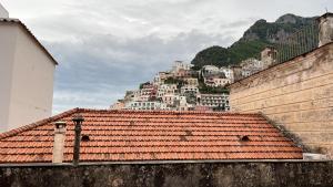 vista su una montagna con edifici e tetti di POSITANO CENTRAL HOUSE free wi-fi and air condition a Positano