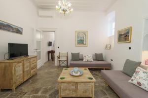 A television and/or entertainment centre at LIVIN Hydra Garden Suite