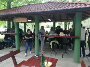 un grupo de personas sentadas en mesas en un pabellón en Kutak na Drini en Mali Zvornik