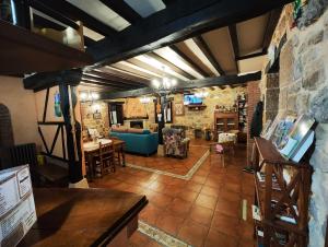 een woonkamer met een bank en een tafel bij Posada el Remanso de Trivieco in La Cavada