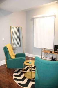 Posezení v ubytování Upscale apartment Westside of Chicago