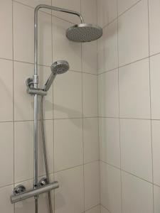 een douche met een douchekop in de badkamer bij Posti Guest Apartment in Haapsalu