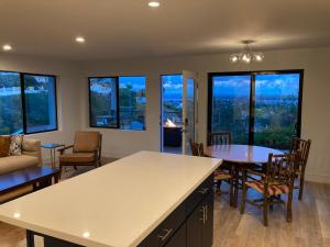 sala de estar con mesa, sillas y ventanas en Smashing Newly-Built with Ocean/Bay/City Views!, en San Diego