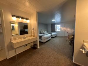 Letto o letti in una camera di Fossil Butte Motel