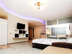 モスクワにあるApartLux Dubiniskayaのベッド2台とテレビが備わるホテルルームです。