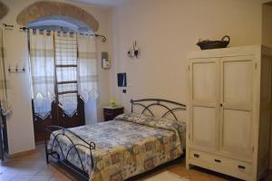 ein Schlafzimmer mit einem Bett und einer Kommode in der Unterkunft La Chiocciola Assisi in Assisi