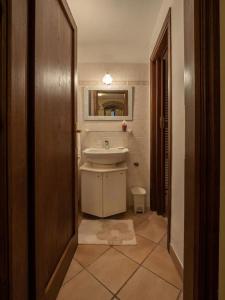 ein Badezimmer mit einem weißen Waschbecken und einem Spiegel in der Unterkunft La Chiocciola Assisi in Assisi