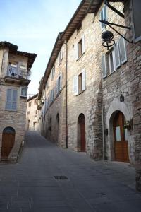 eine leere Gasse in einem alten Steingebäude in der Unterkunft La Chiocciola Assisi in Assisi