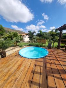 A piscina localizada em Chalés Encantos da Serra ou nos arredores