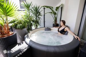 Hostia v ubytovaní Zemplén Terrace - luxusapartman a belvárosban kültéri fedett jacuzzival