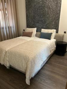 a bedroom with a large bed in a room at Appartement Priv&eacute; au Vizir Center Marrakech in Marrakech