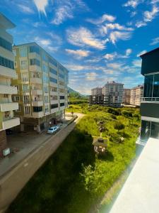 une vue sur une ville avec de grands bâtiments dans l'établissement Seabird Suite Apart Hotel, à Trabzon