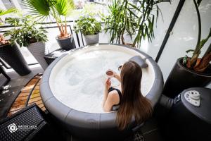 Hostia v ubytovaní Zemplén Terrace - luxusapartman a belvárosban kültéri fedett jacuzzival