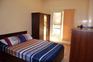 a bedroom with a bed and a dresser and a window at Reco flores PALM in O Ben Slimane