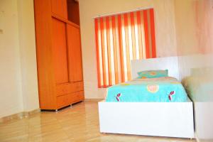 - une chambre avec un lit, une commode et une fenêtre dans l'établissement Reco flores PALM, à Benslimane