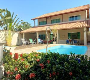 Bazén v ubytování Linda casa com piscina aquecida e ar condicionado a 1h do RJ nebo v jeho okolí