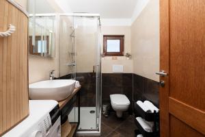 A bathroom at Cesare Apartment, with Swimming pool and Sea view